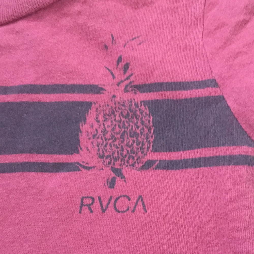 ✨RVCA pink pineapple tee